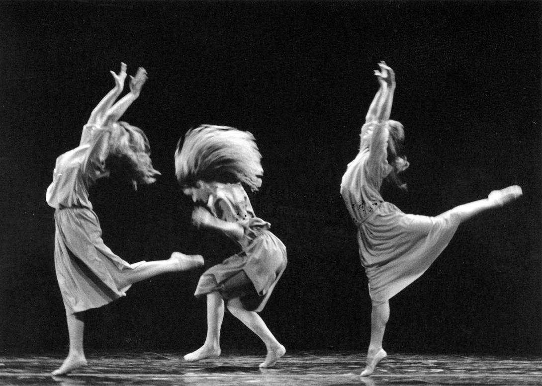 1988. Contre-jour de Guilherme Botelho. Salle Patiño. Prisca Harsch, Sarah Ludi et Fiona Sanmartin